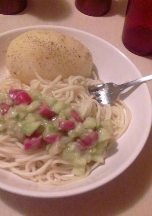 Una foto de Pasta con papa y guacamole de pepino