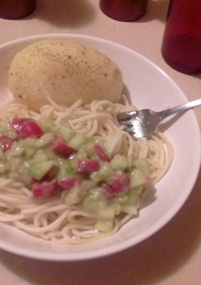Una foto de Pasta con papa y guacamole de pepino