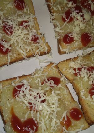 A picture of Potato and cheese sandwich.