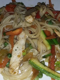 Una foto de Wok de pasta y vegetales