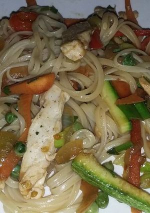Una foto de Wok de pasta y vegetales