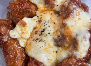 Hình của món Cánh gà sốt cay Hàn Quốc phủ phô mai.