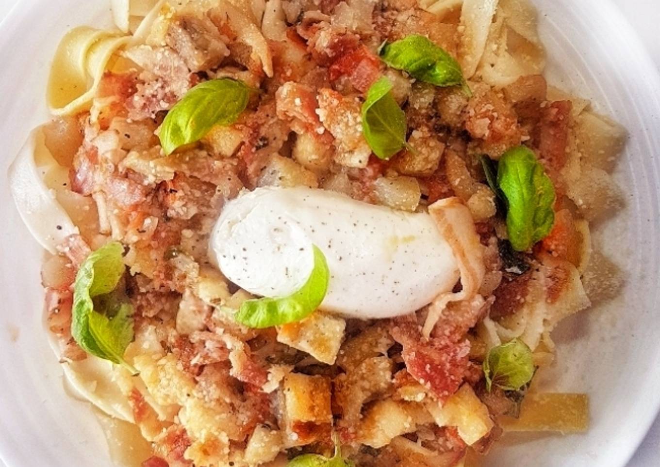 Pappardelle con berenjena, bacon y mozzarella