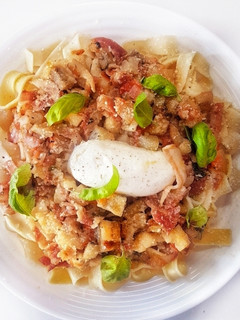 Una foto de Pappardelle con berenjena, bacon y mozzarella