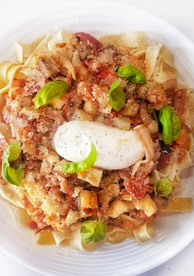 Una foto de Pappardelle con berenjena, bacon y mozzarella