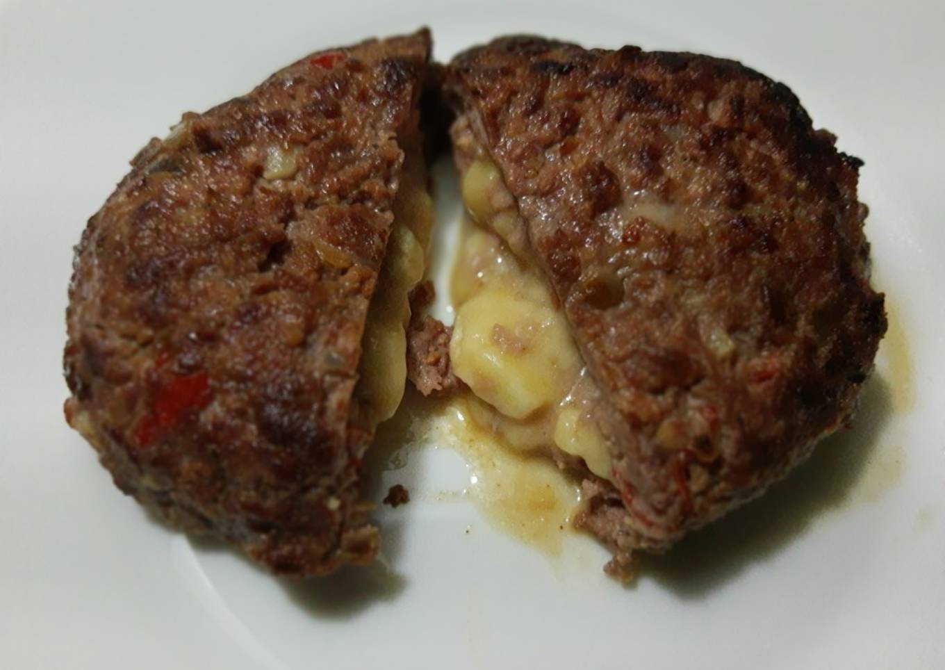 Hamburguesa rellena con queso