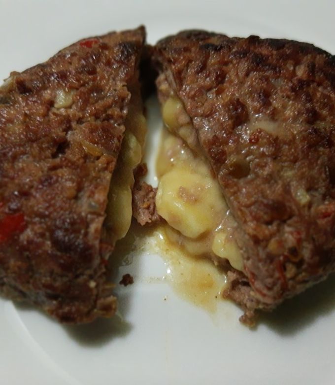Una foto de Hamburguesa rellena con queso