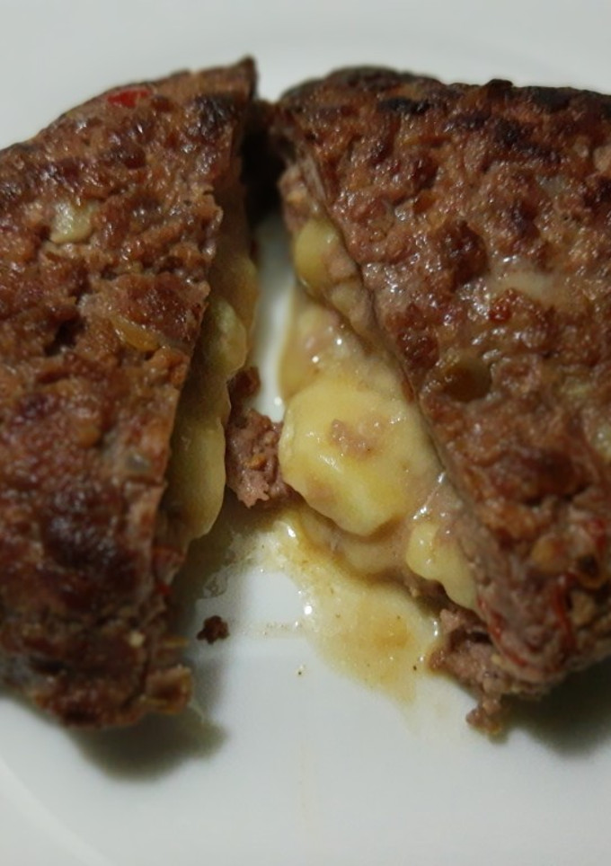 Una foto de Hamburguesa rellena con queso