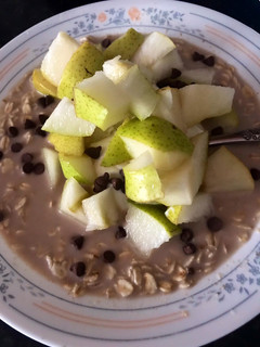 Una foto de ¡Desayuno en 10 minutos! Avena con frutas ❤️🍐