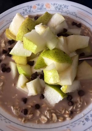 Una foto de ¡Desayuno en 10 minutos! Avena con frutas ❤️🍐