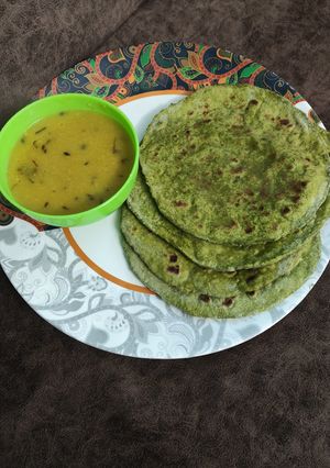 A picture of Methi roti.
