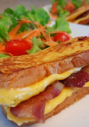 รูปของ Bacon cheese egg toast 😋