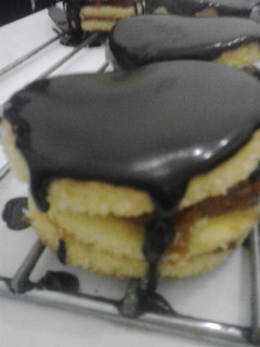 Una foto de Alfajores Triples de pionono con dulce de leche y chocolate
