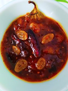टमाटर किशमिश की खट्टी मीठी चटनी (tamatar kishmish ki khatti meethi chutney recipe in Hindi) रेसिपी मुख्य फोटो