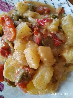 Una foto de Patatas guisadas con all-i-oli, cebolla y pimientos en olla GM