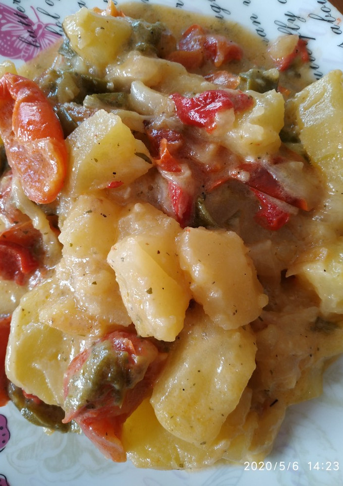 Una foto de Patatas guisadas con all-i-oli, cebolla y pimientos en olla GM
