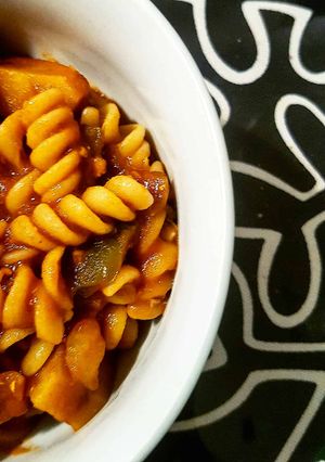 Una foto de Fideos con estofado de pollo y vegetales salteados