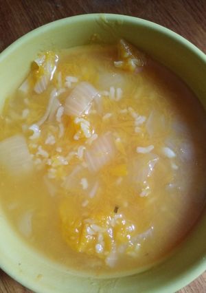 Una foto de Sopa de calabaza, cebolla y arroz