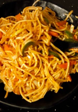 शेजवान नूडल्स (schezwan noodles recipe in marathi) रेसिपी चे मुख्य फोटो