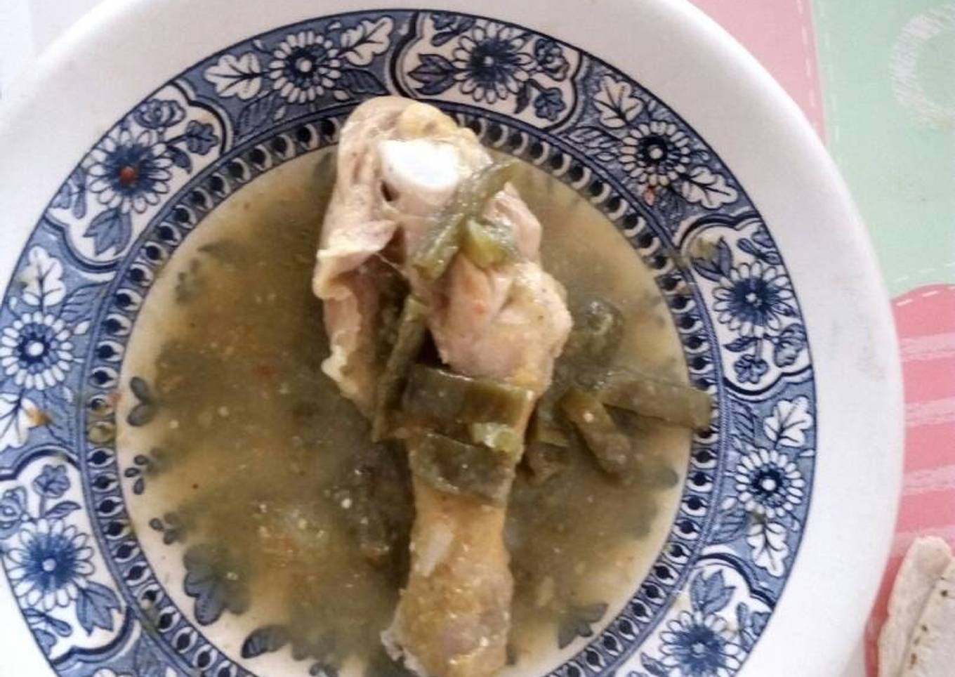 Pollo en chile Verde con nopales