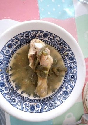 Una foto de Pollo en chile Verde con nopales