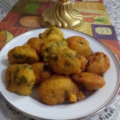 A picture of Rava & spinach fritters.