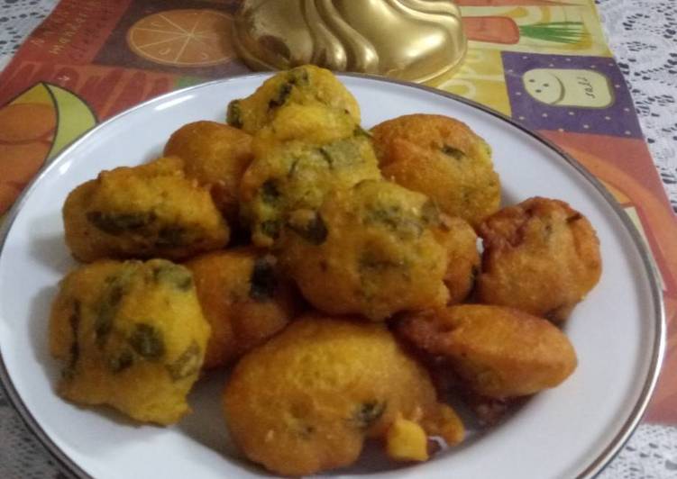 Rava &amp; spinach fritters