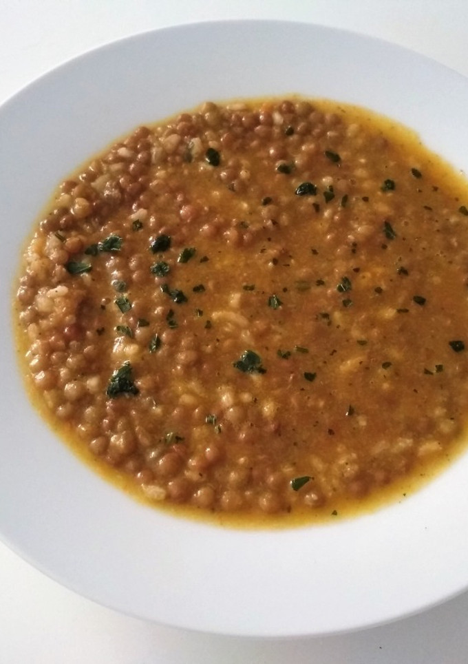 Una foto de Lentejas enriquecidas con arroz y verduras