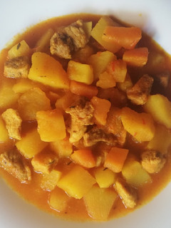 Una foto de Papas con carne y calabaza