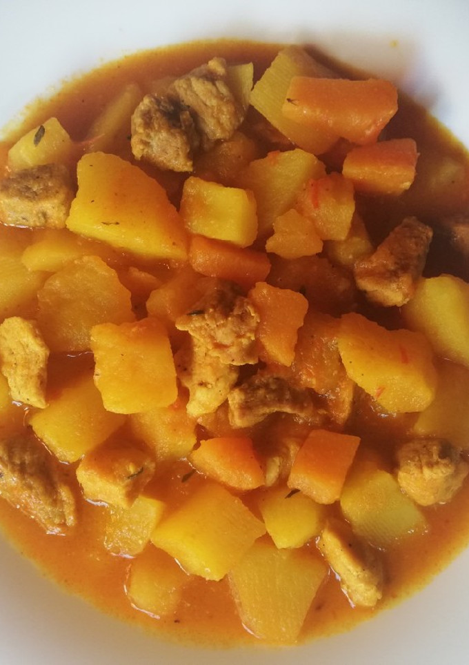 Una foto de Papas con carne y calabaza