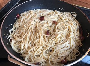 Una foto de Pasta al aglio