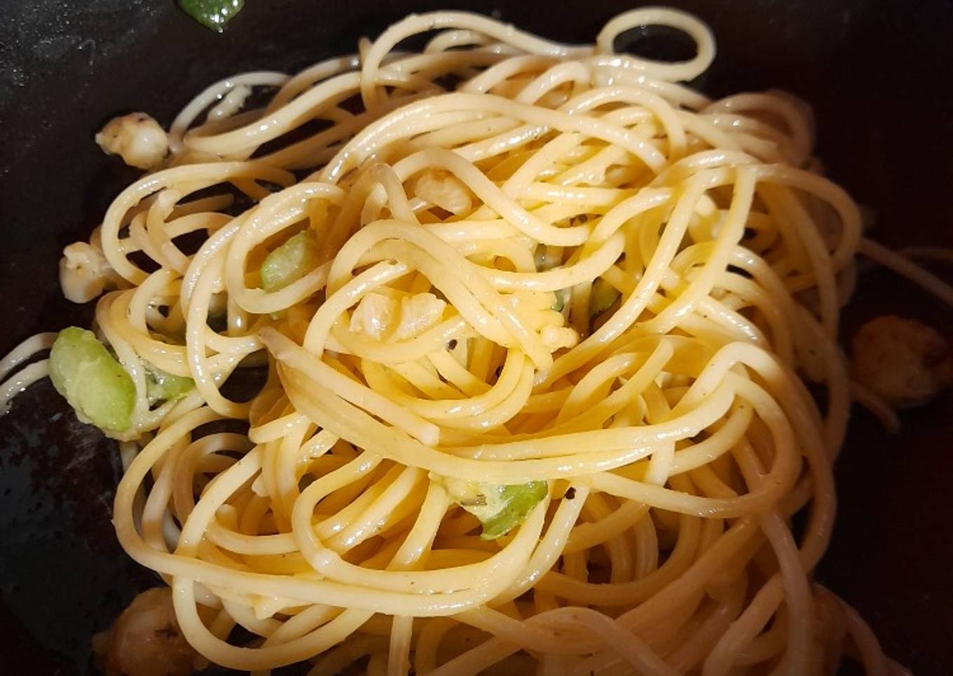 Espaguetis con gambas y calabacín al ajillo
