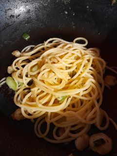 Una foto de Espaguetis con gambas y calabacín al ajillo
