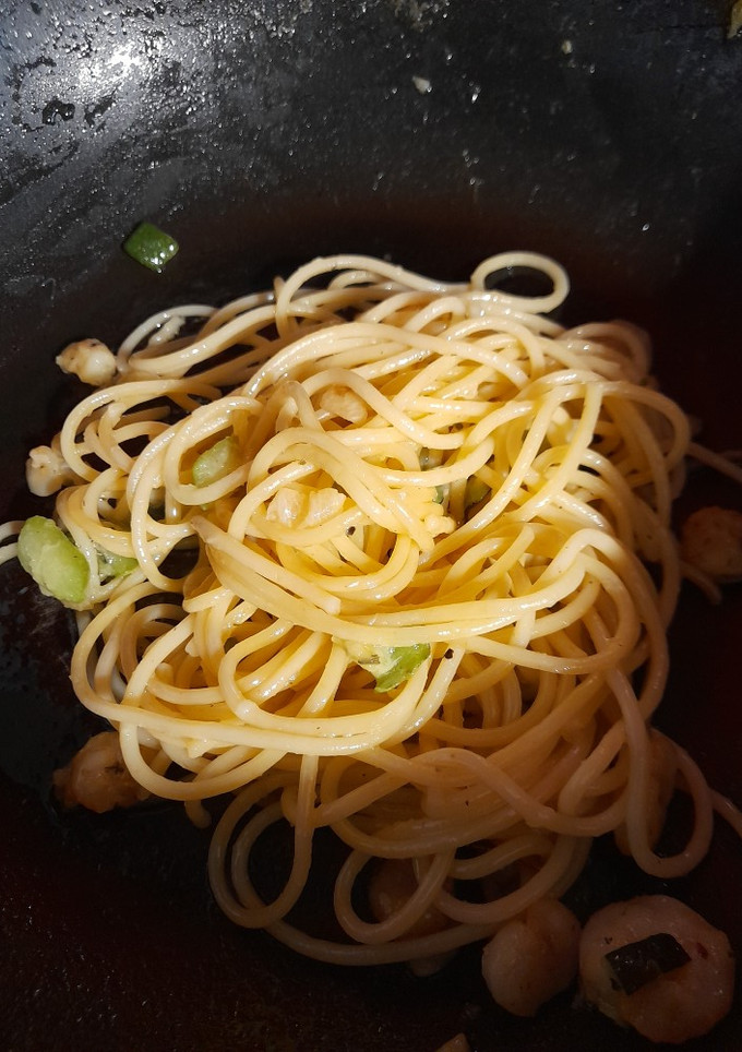Una foto de Espaguetis con gambas y calabacín al ajillo