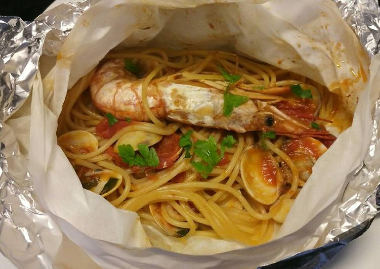 Recipe of Ultimate Spaghetti ai frutti di mare al cartoccio