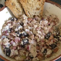 A picture of Tuna beans and onions salad.