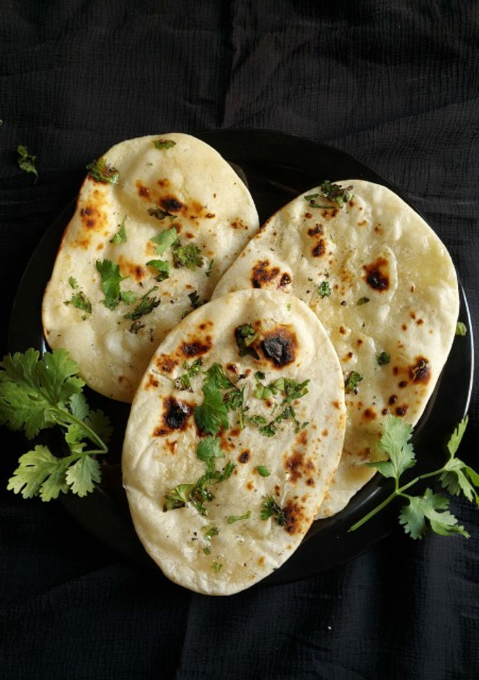 તવા નાન (Tawa Naan Recipe In Gujarati) રેસીપી મુખ્ય ફોટો