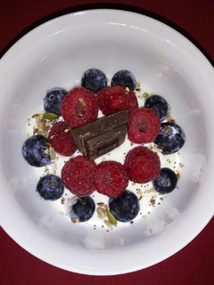 Una foto de Yogur griego con frutos rojos y semillas