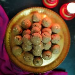 A picture of Oats Dry Fruit Laddu.