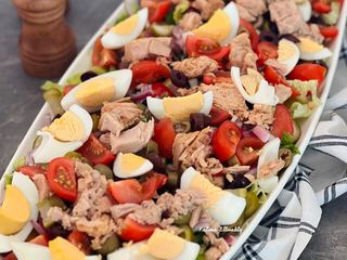 سلطه التونه بالبيض و الخضار المشبعه