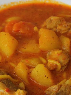 Una foto de Patatas guisadas con pollo
