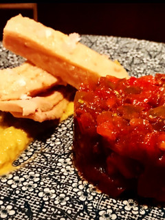 Una foto de Tartar de tomate ahumado,tronco de bonito y emulsión de piparras aceitunas y jugo de tomate 🍅