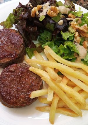 Una foto de Medallones de proteína vegetal BBQ sin gluten/vegan + guarnición