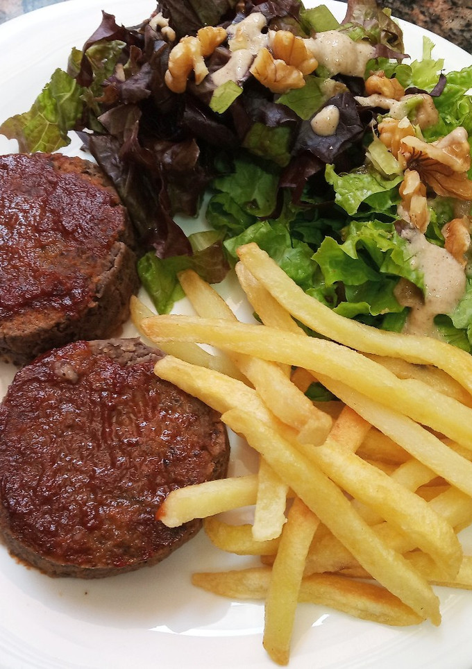 Una foto de Medallones de proteína vegetal BBQ sin gluten/vegan + guarnición