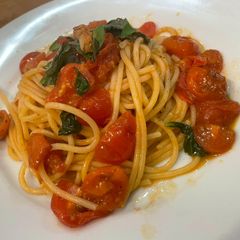 Tomato and basil spaghetti A picture of Tomato and basil spaghetti.