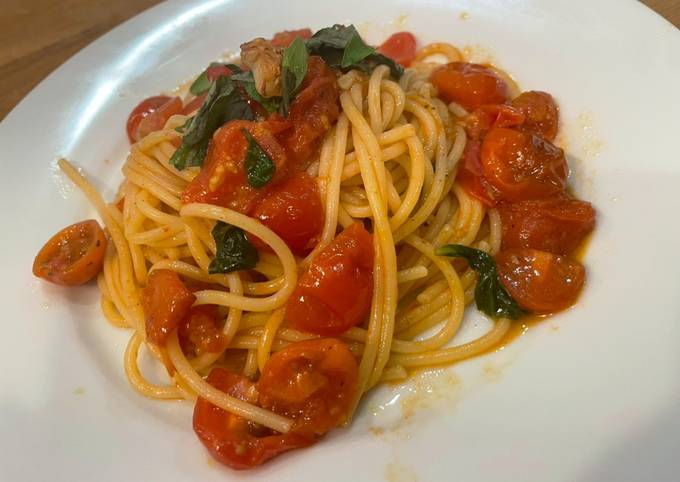 Tomato and basil spaghetti