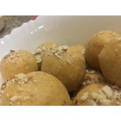 A picture of Besan k laddu.