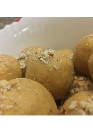 A picture of Besan k laddu.
