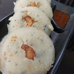 A picture of Rava idli.