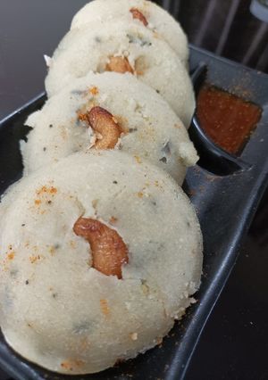 A picture of Rava idli.